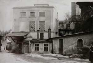 Pohled na kotelnu a sklady ze strany, listopad 1942. SOA Litoměřice